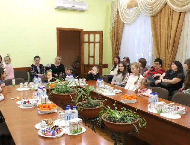 У Луцьку організували святковий круглий стіл для дітей загиблих воїнів. ВІДЕО