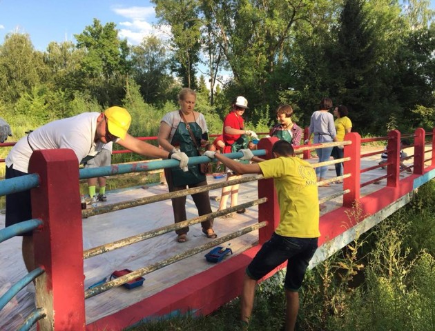 Показали, як лучани фарбували місток у парку. ВІДЕО