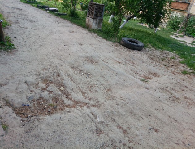 На одній з вулиць Луцька комунальники зіпсували дорогу