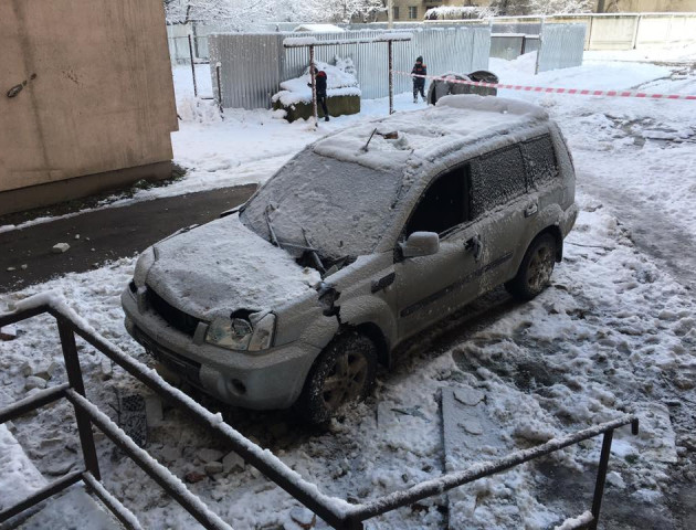 У Луцьку шматок стіни впав на машину