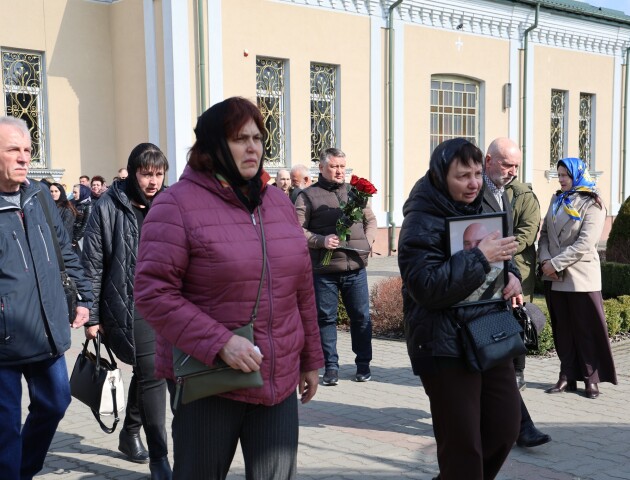 Луцьк сьогодні прощався із загиблим захисником