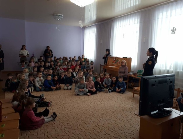 У Луцьку напередодні новорічних свят рятувальники завітали до малят