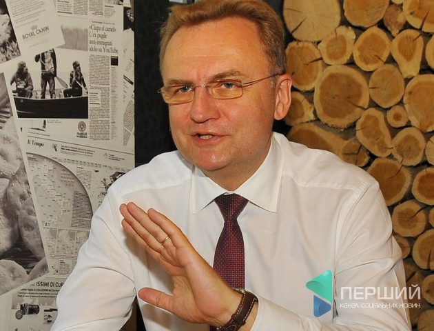 Садовий розповів, що б зробив із ринком під стінами Луцького замку