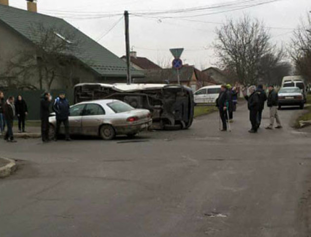 У Нововолинську від удару перевернувся бус з пасажирами