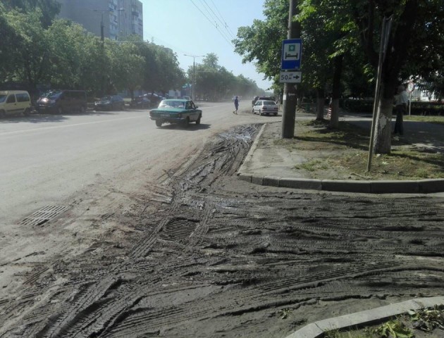 На місці калюжі-озера в Луцьку залишилася «гора» бруду . ФОТО