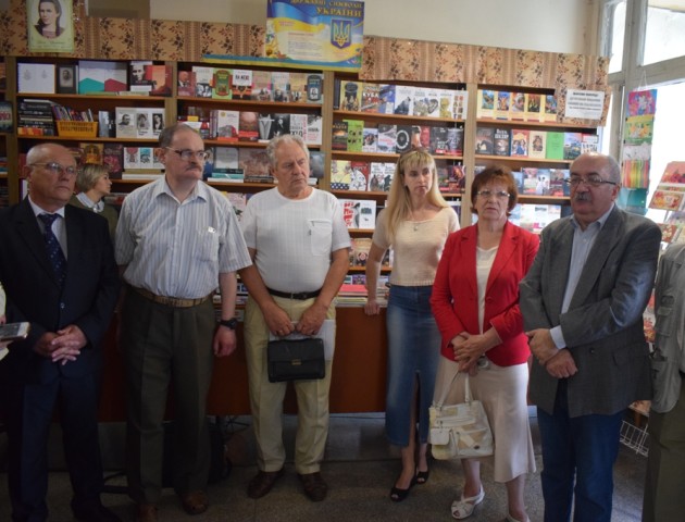 У Луцьку протестують проти закриття книгарні. ФОТО