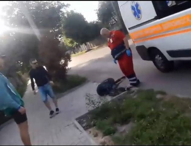 У Луцьку неадекватний чоловік кричав, кидався на людей і машини. ВІДЕО