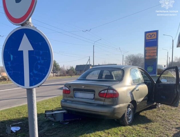 У селі на Волині п'яний водій в'їхав у вивіску на автозаправці
