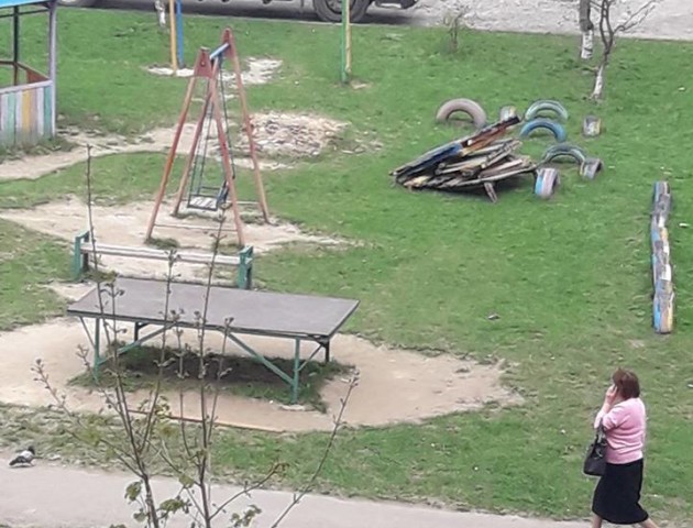 «Діти тепер граються дошками!», - лучанка про розтрощений дитячий будиночок