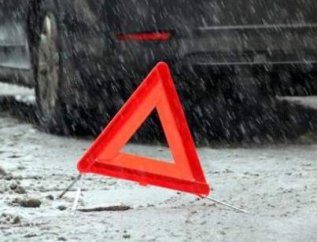 На Волині автомобіль злетів у кювет і врізався в дерево, водій загинув