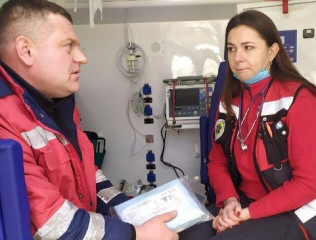 «Захисту недостатньо, страшно їхати на виклики». Як працюють медики «швидкої» на Волині?