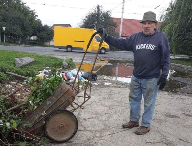 Лучанин вивозив сміття зі свого двору «під бік» сусідам. ФОТО