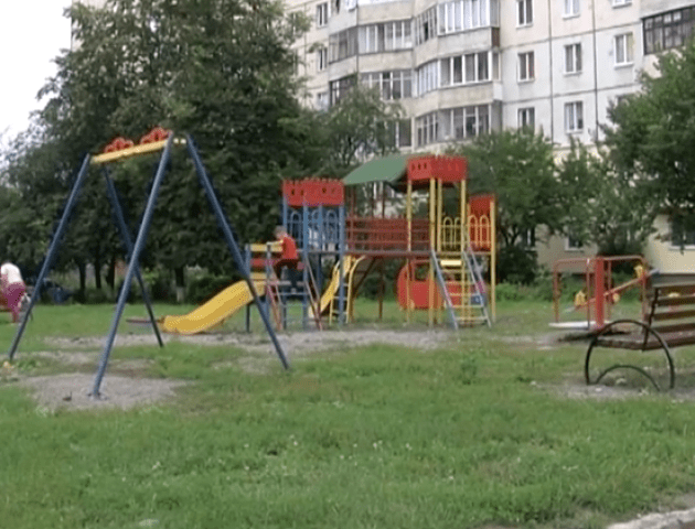 У Луцьку на новозбудованому ігровому майданчику травмуються діти. ВІДЕО