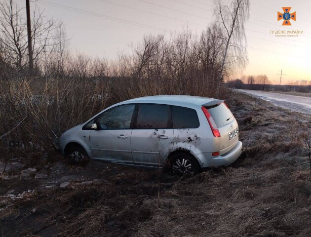 На Волині через слизьку дорогу машина злетіла в кювет і застрягла в болоті. ФОТО