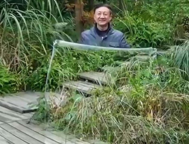 Китаєць винайшов плащ-невидимку. ВІДЕО