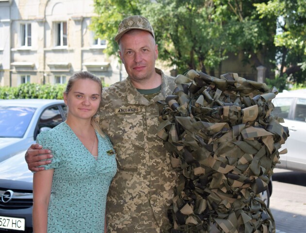 Працівники луцького ЦНАПу сплели для бійців 14 ОМБр маскувальну сітку
