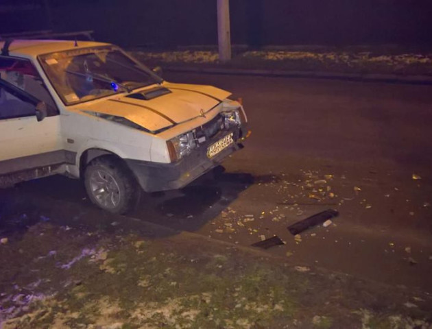 На Волині ВАЗ врізався в припаркований Mitsubishi