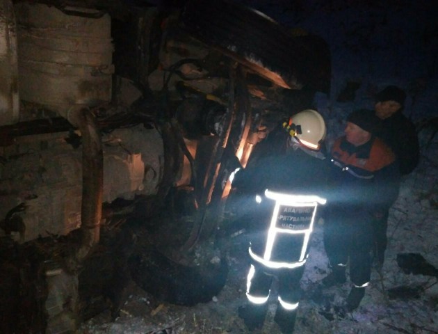 На Волині зі снігових заметів рятувальники дістали 6 вантажівок