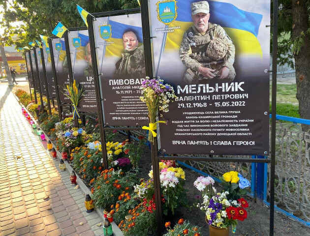 На Волині подружжя дбає, щоб на Алеї Героїв завжди були квіти