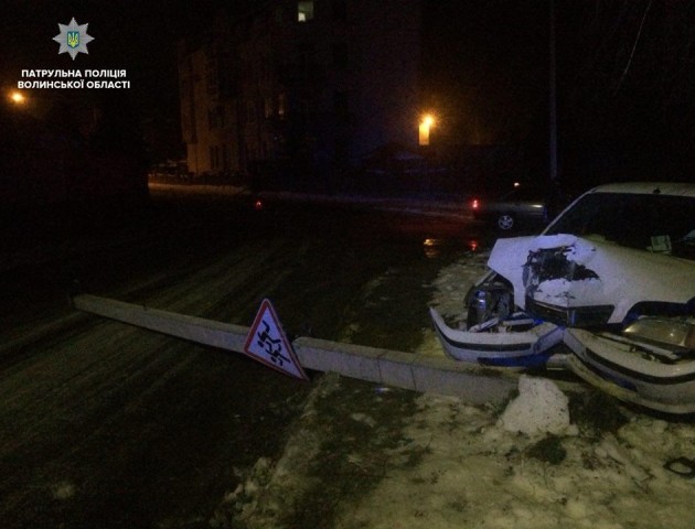 У Луцьку авто посеред ночі протаранило електроопору