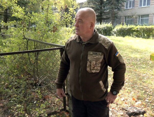 Учасник бойових дій з Волині працює у школі та чекає з війни сина