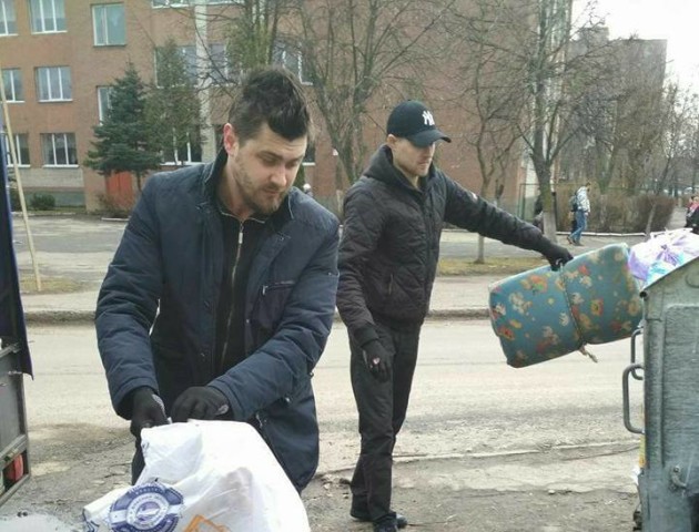 У Луцьку молодики викидали своє сміття в чужі контейнери. ФОТО