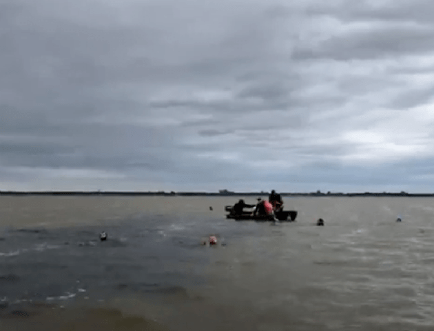 Волинський нардеп перепливає чергове озеро. ВІДЕО
