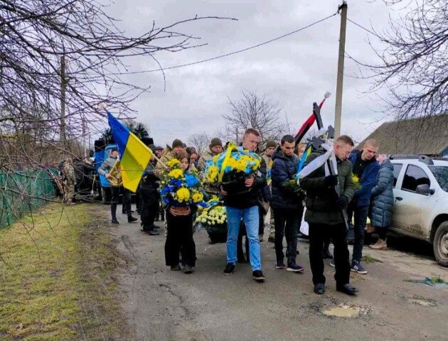 На Волині в останню дорогу провели полеглого 23-річного Тараса Семенюка. ФОТО