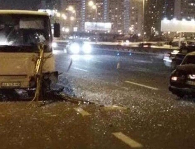 У Києві автобус протаранив ВАЗ. ФОТО