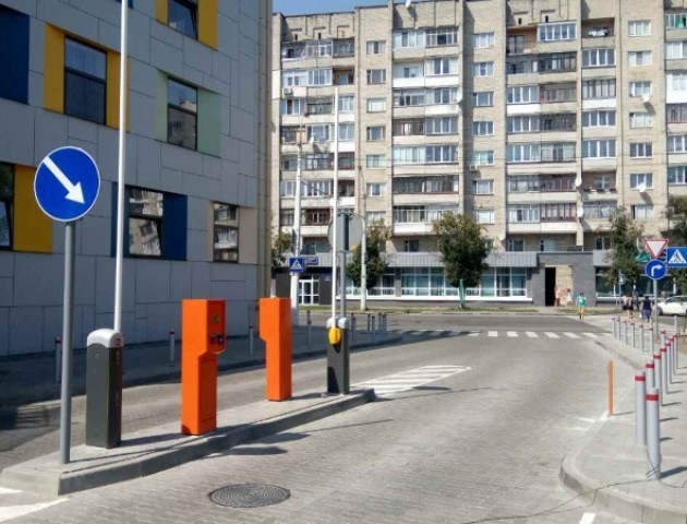 Суд заборонив виконкому блокувати парковку «Променя»