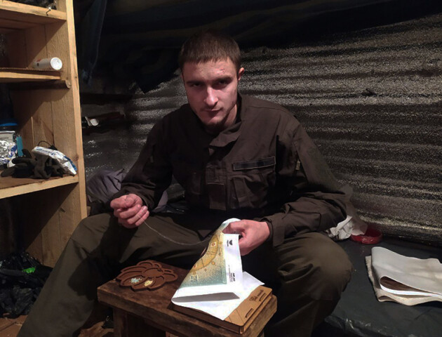 «Ніхто не міг повірити, що це мої роботи», – луцький гвардієць показав свої вишиті ікони. ФОТО