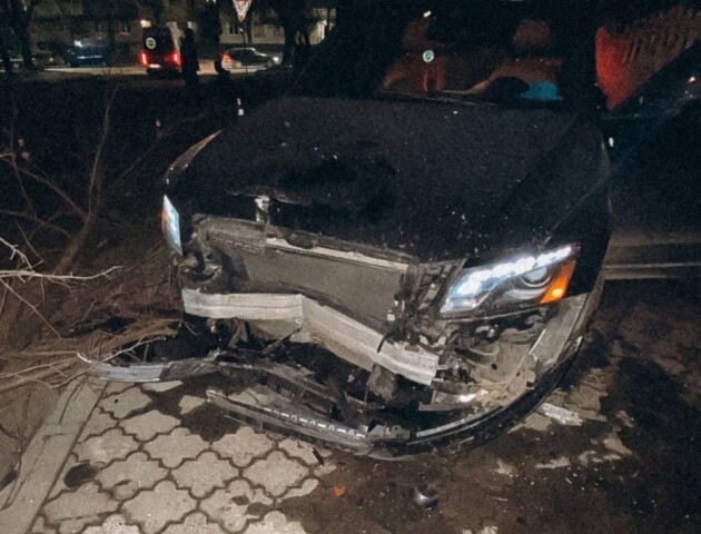 П’яний водій у Луцьку наїхав на дерево