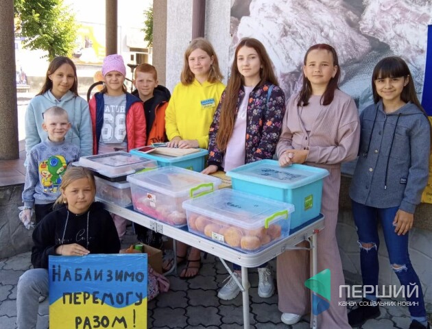 На Волині діти продають «Світязькі» пончики. Гроші збирають на авто для військових