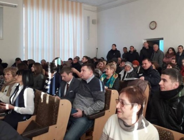 У Ківерцях на сесії райради батьки   вимагають   звільнення директорки школи. ФОТО