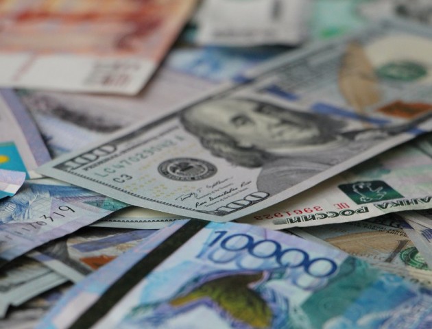 Курс валют на 7 грудня: долар та євро стрімко дешевшають
