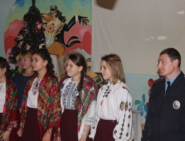 Волинські поліцейські привітали з новорічними святами вихованців дитячого притулку у Рожищі. ФОТО