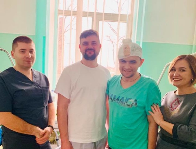 Атовець, якому закрили мозок титановою пластиною, готується до виписки з лікарні. ФОТО