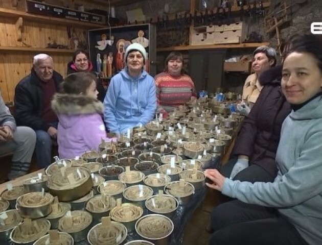 Волинянка в Естонії організувала виготовлення окопних свічок