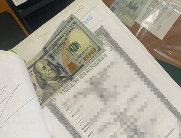 Волинянин зі спільником за 1300 доларів робили з ухилянтів «багатодітних батьків»