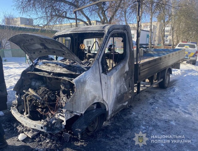 У Луцьку юнак на замовлення спалив дві машини