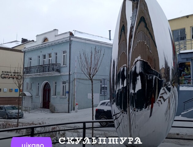 У Луцьку встановили двометрову скульптуру у вигляді зерна