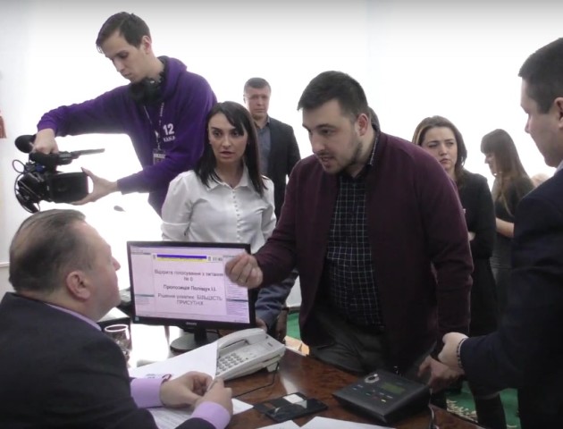 Бійка, музика і поліція. Як пройшла сесія Луцької міської ради. ВІДЕО