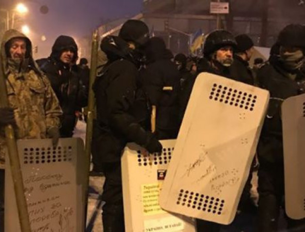 Сутички під Радою: штурмували намети Саакашвілі. ФОТО. ВІДЕО