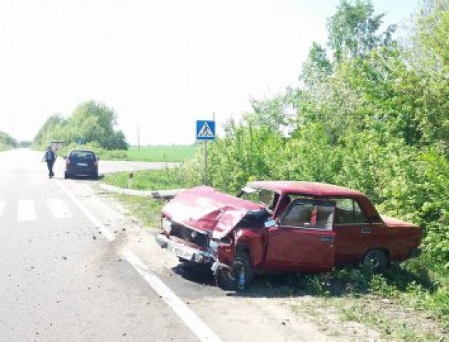 Біля Луцька автомобіль «Жигулі» врізався в опору. Усі пасажири — в лікарні