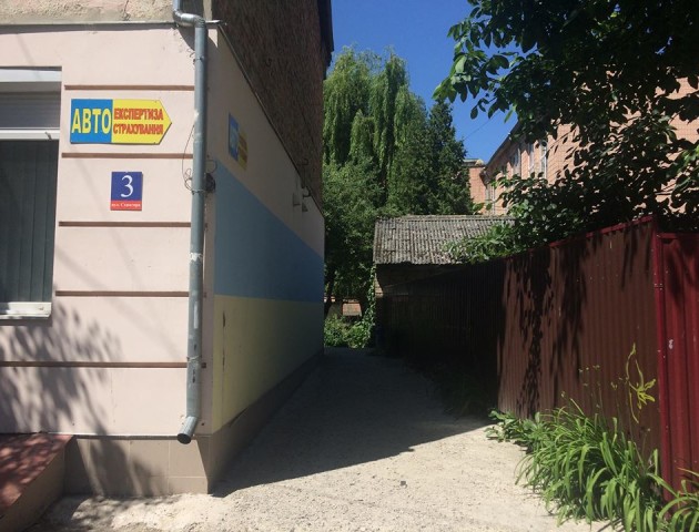 У Луцьку мешканці будинку «воюють» із муніципалами за паркан. ФОТО