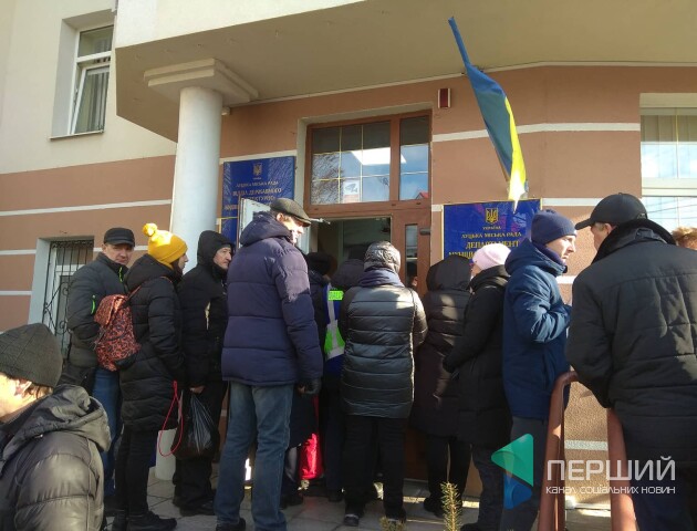 Луцькі базарники пікетують муніципалів. Кричать: «Ганьба!»
