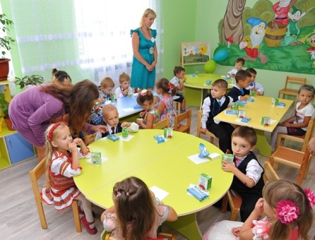 Скільки дітей стоять «у черзі» в дитячі садочки Луцька