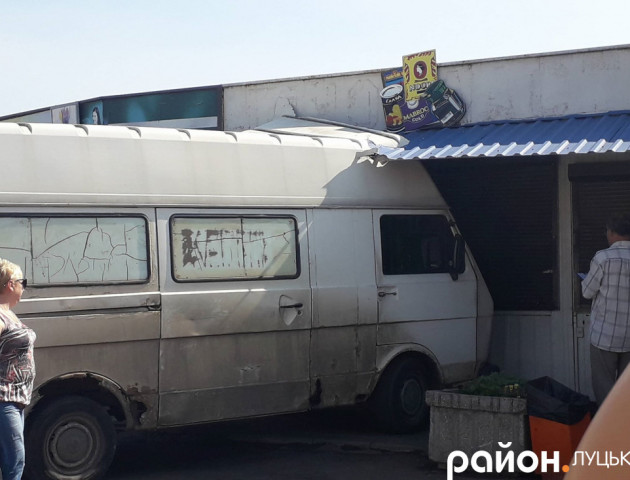 У Луцьку на ринку мікроавтобус «влетів» у контейнер. ФОТО