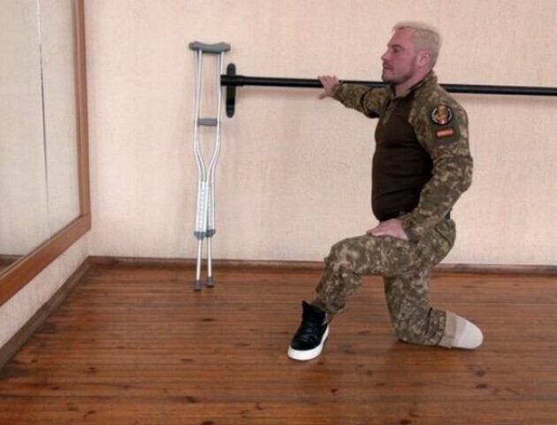 Співпрацював з Монатіком та лікувався у Луцьку: військовий втратив ногу, але повернувся на фронт