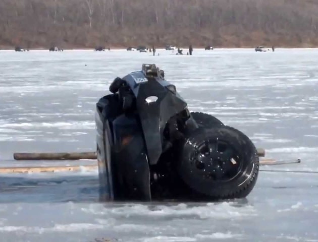 На Волині рятувальники витягли з озера легковий автомобіль